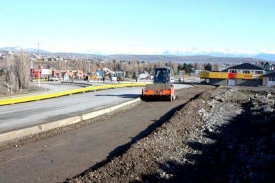 Contin�an los trabajos de ampliaci�n de la rotonda de acceso