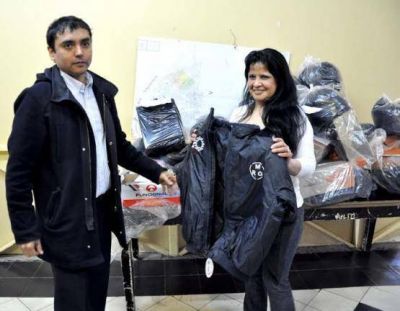 Municipio contin�a la entrega de Indumentaria a trabajadores comunales