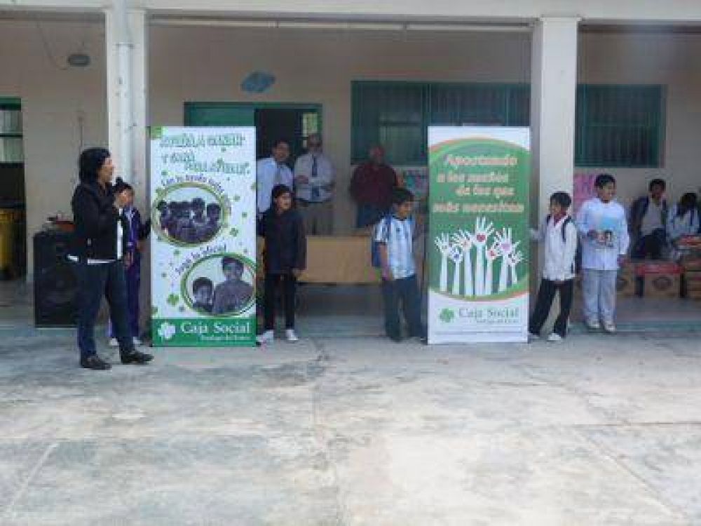 La Caja Social de Santiago del Estero entreg� alimentos a una escuela del interior de la provincia