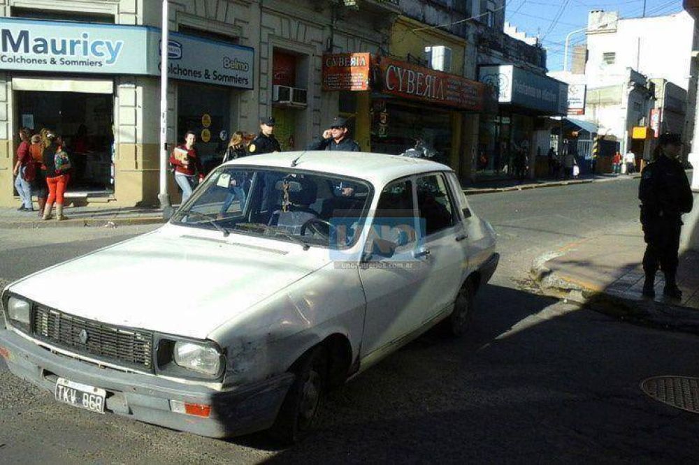 Una mujer embarazada fue embestida por un autom�vil sin frenos en Paran�