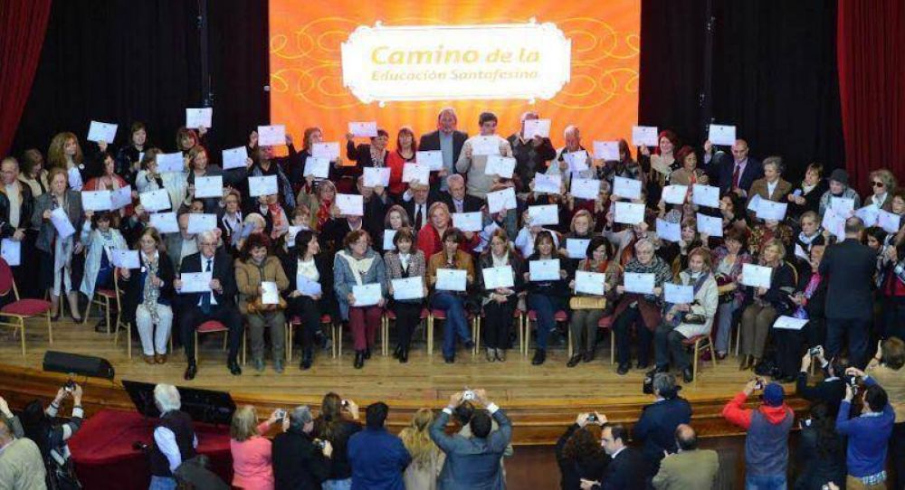 �Rendimos homenaje a los maestros santafesinos que educan en el esfuerzo, el sacrificio, el respeto y el amor por el otro�