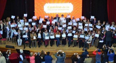�Rendimos homenaje a los maestros santafesinos que educan en el esfuerzo, el sacrificio, el respeto y el amor por el otro�