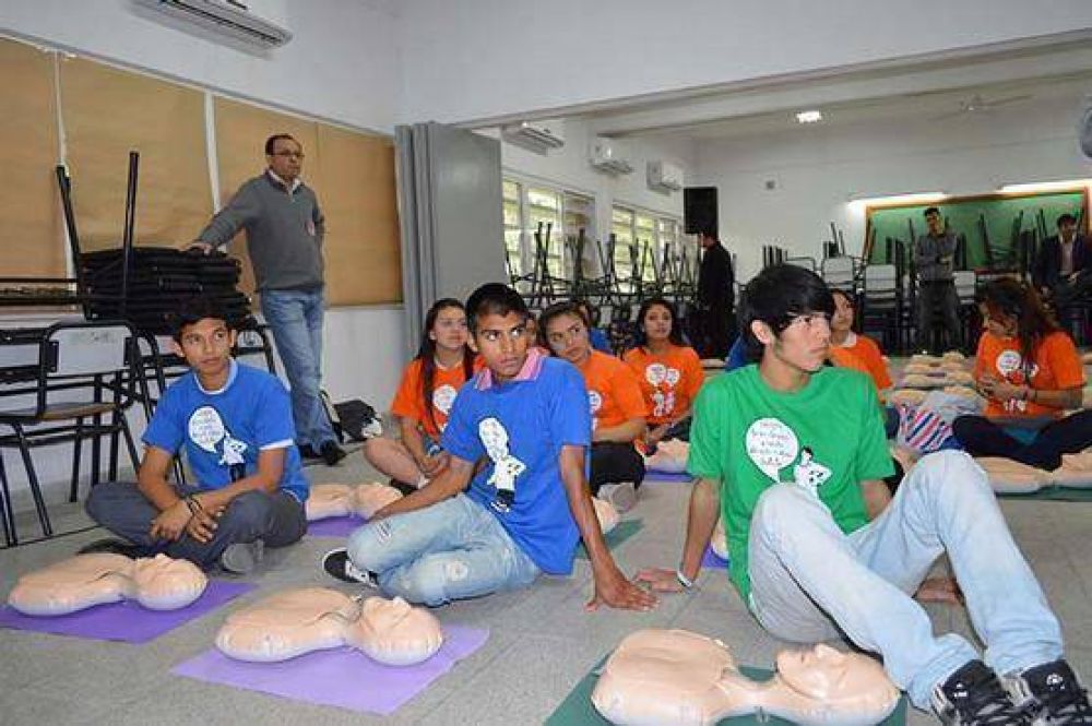 Ense�an reanimaci�n cardiopulmonar y h�bitos saludables a estudiantes secundarios