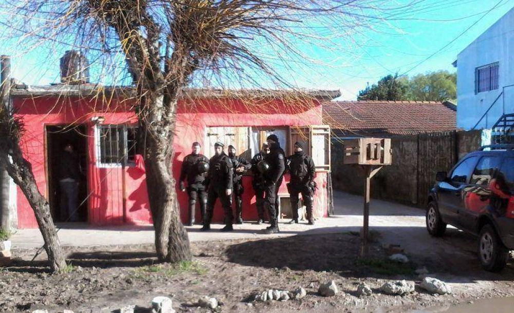 Secuestran municiones, coca�na, zunchos pl�sticos y un handy policial