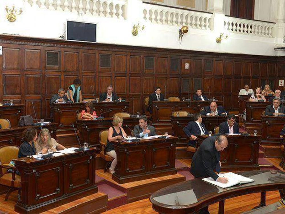 Por ley, ning�n funcionario podr� cobrar m�s que el Gobernador