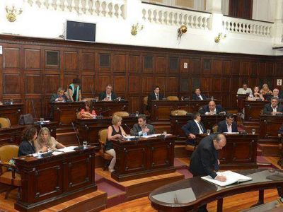 Por ley, ning�n funcionario podr� cobrar m�s que el Gobernador