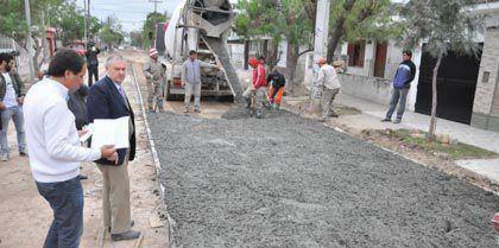El Intendente interino supervis� obras de pavimento en el barrio San Mart�n
