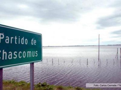 Comienzan a volver a sus casas los evacuados tras el temporal en Chascom�s