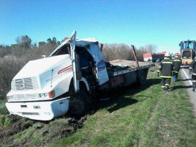 Un chofer salv� de milagro su vida al volcar en la Ruta 3