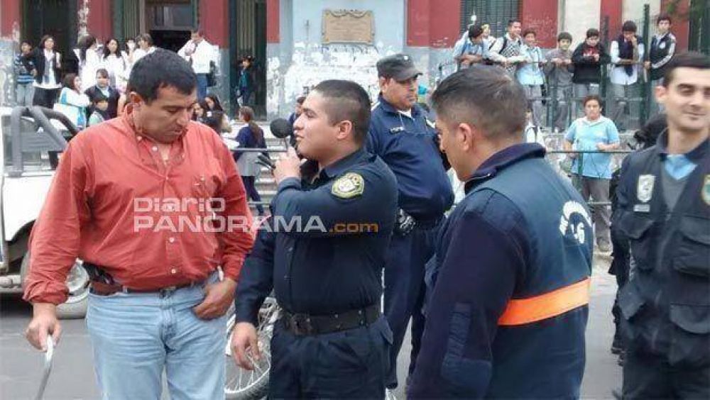 Agreden a un polic�a en una pelea de alumnos