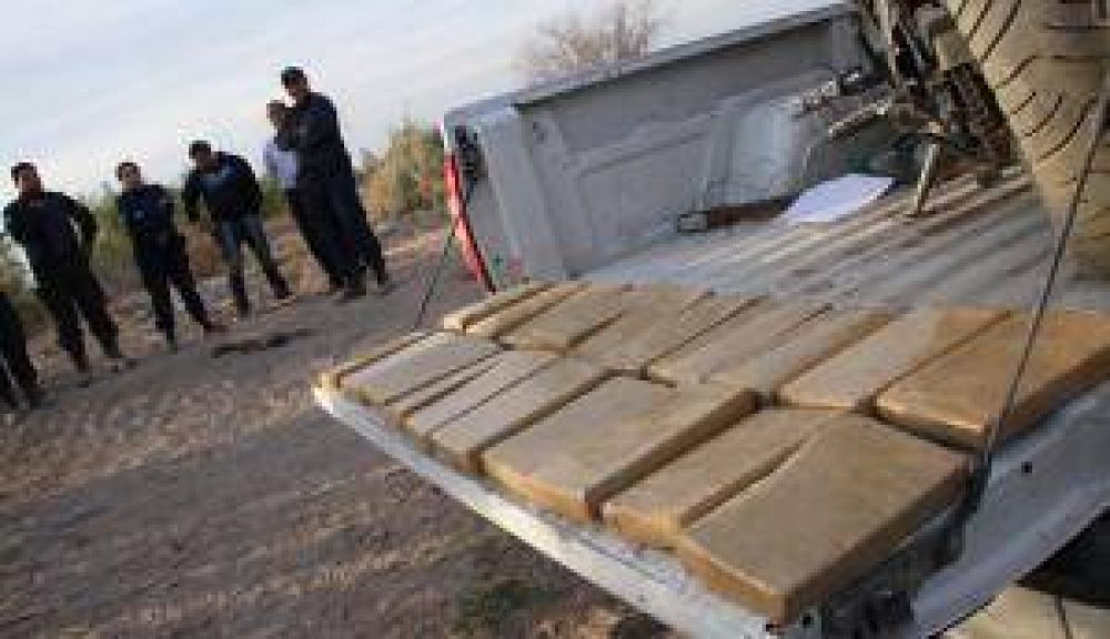 Los persiguen, fugan y tiran casi 16 kilos de marihuana