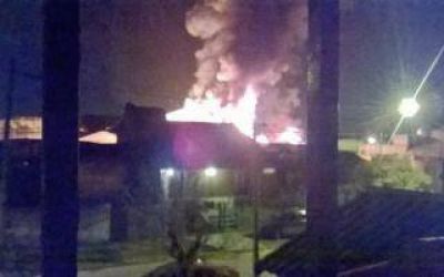 Incendio en dep�sito de pl�sticos en Hurlingham