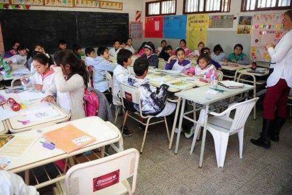 Tigre entreg� nuevo moviliario para 17 aulas de la escuela EP N� 18 de Benavidez 