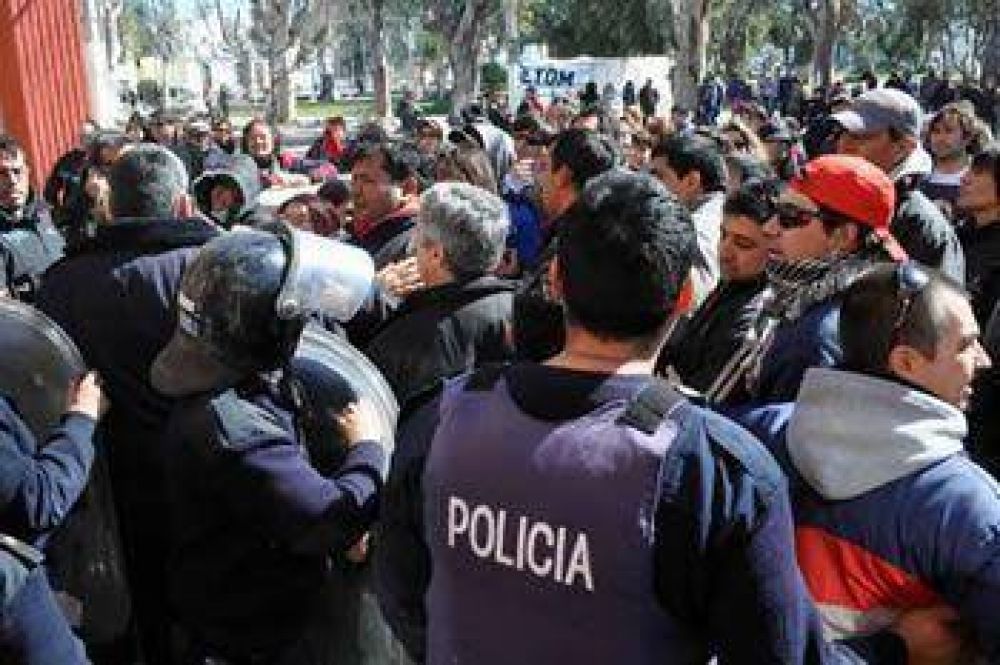 GRAVES INCIDENTES EN MANIFESTACI�N DE MUNICIPALES DE MADRYN