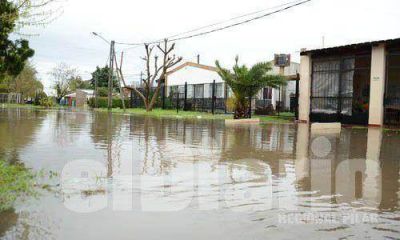 La lluvia dej� calles inundadas, 180 evacuados y muchas quejas