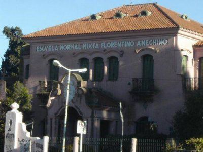 Detienen a un mayor y siete menores que realizaban pintadas en la Escuela Normal