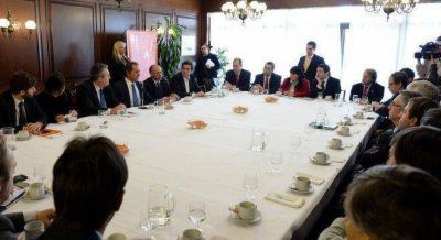 En su primer viaje como candidato, Scioli vuela a Frankfurt con empresarios autopartistas