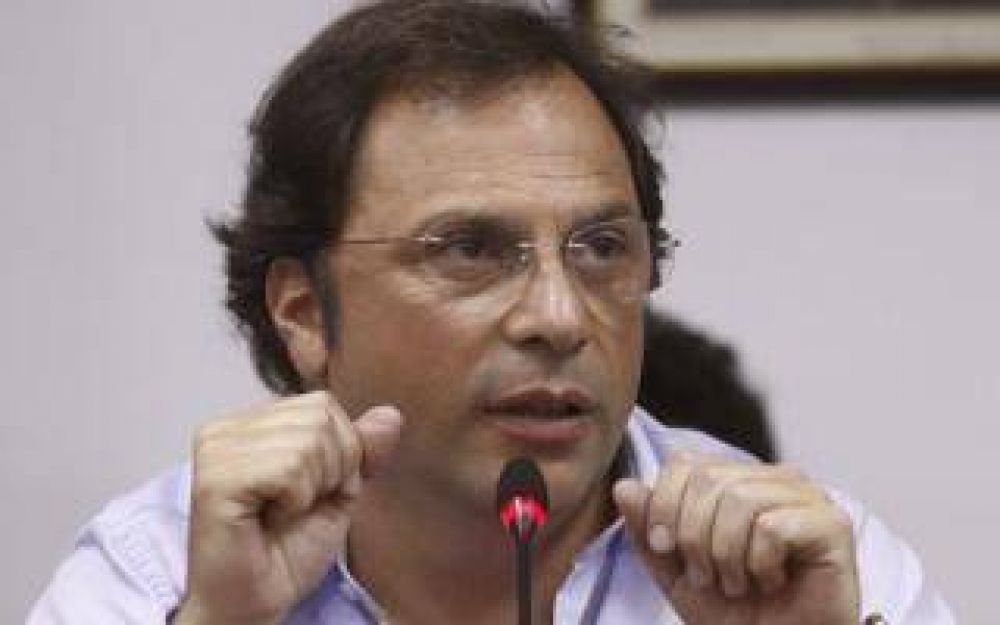 Almirante Brown: Entre l�grimas, finalmente renunci� Giustozzi a la intendencia