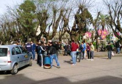 Tres sindicatos municipales protestaron en plaza Belgrano y recibieron alimentos