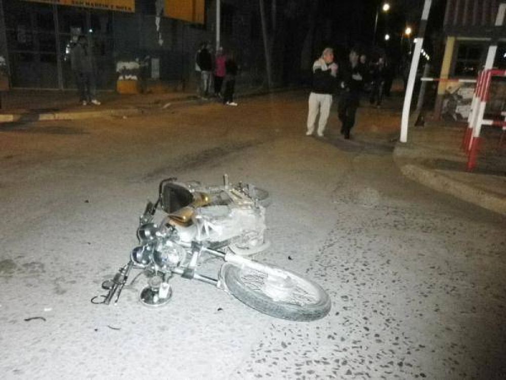 Motociclista se estrell contra una camioneta en la noche del jueves