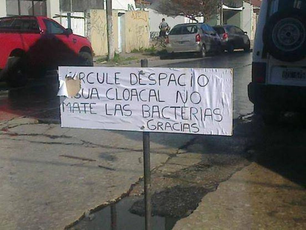 Vecinos piden una �soluci�n urgente� por acumulaci�n de aguas cloacales