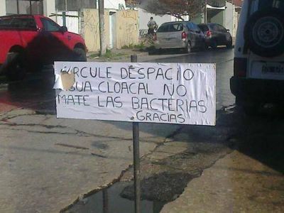Vecinos piden una �soluci�n urgente� por acumulaci�n de aguas cloacales