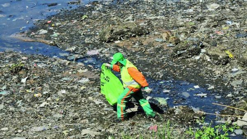 Cada mes levantan 130 toneladas de basura que llegan al R�o de la Plata
