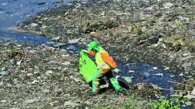 Cada mes levantan 130 toneladas de basura que llegan al R�o de la Plata