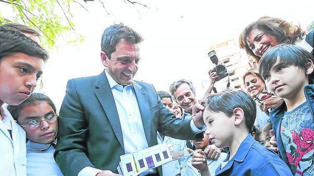 Massa sale al interior para ampliar sus alianzas locales
