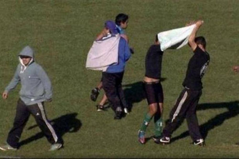 Le robaron la indumentaria en pleno partido: 