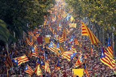 Una marea humana le da un nuevo impulso al desaf�o separatista de Catalu�a