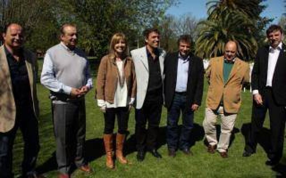 Elecciones 2015: lvarez Rodrguez con seis intendentes vecinalistas