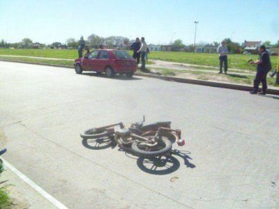 Un motociclista muri� tras chocar contra un auto