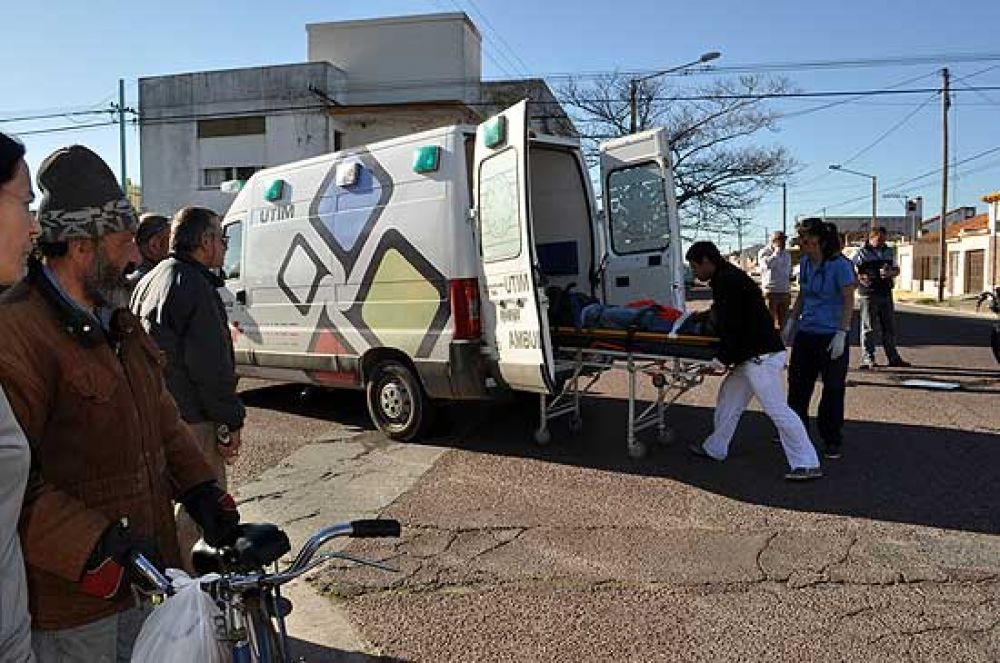 Un herido en un fuerte choque entre un auto y una moto