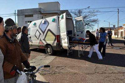 Un herido en un fuerte choque entre un auto y una moto