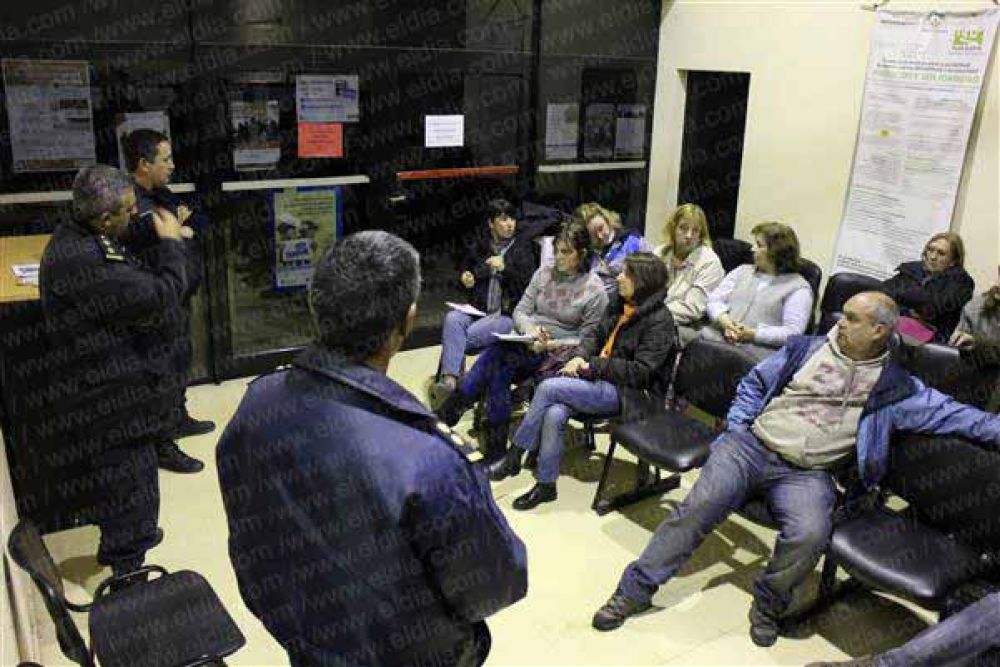 Sali� a sacar la basura y tres ladrones se metieron en su casa     