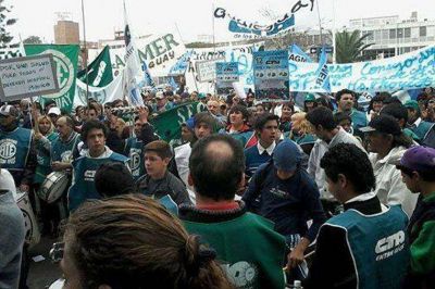 Estatales se movilizaron y reclamaron la reapertura de las paritarias