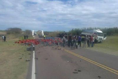 Un auto y un cami�n colisionaron a metros del puente Blanco, en la ruta 131