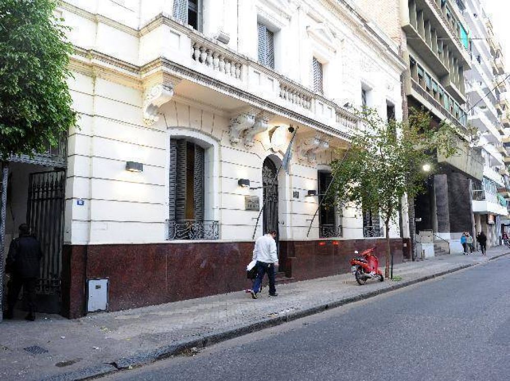 Escaparon de la polic�a en auto y terminaron chocando contra un �mnibus en pleno microcentro