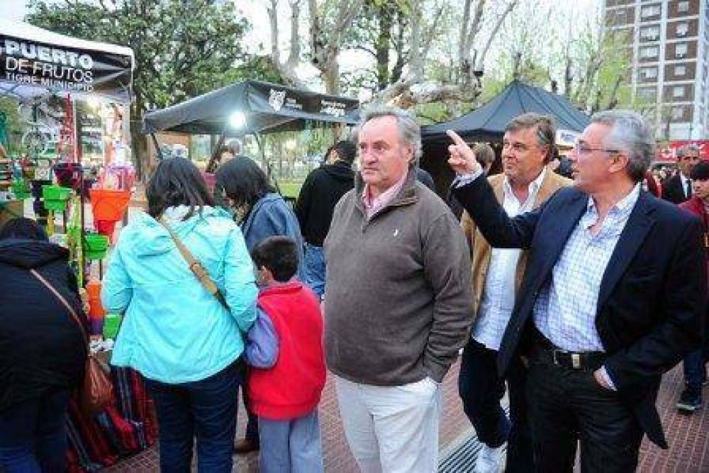 El Puerto de Frutos de Tigre present� sus productos en la plaza principal de San Miguel 