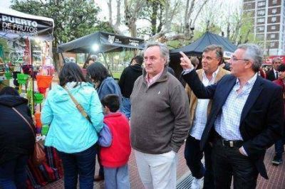 El Puerto de Frutos de Tigre present� sus productos en la plaza principal de San Miguel 