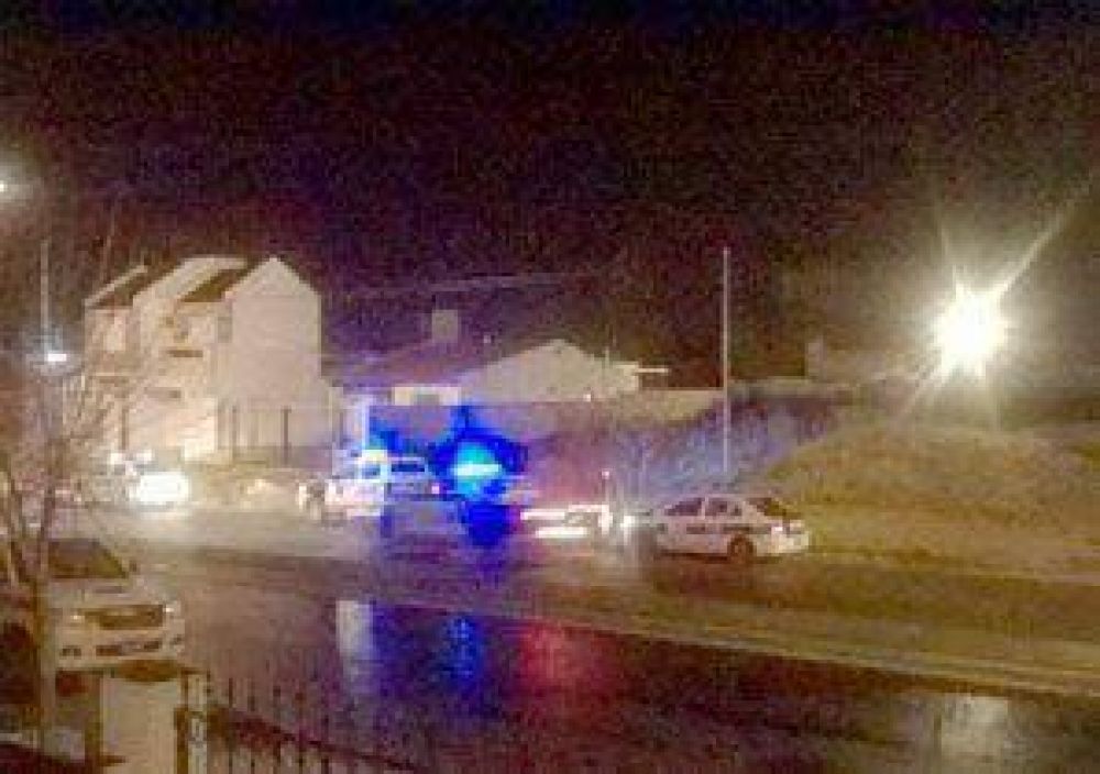 Tiroteo entre vecinos: atacan a polic�as e incendian una casa
