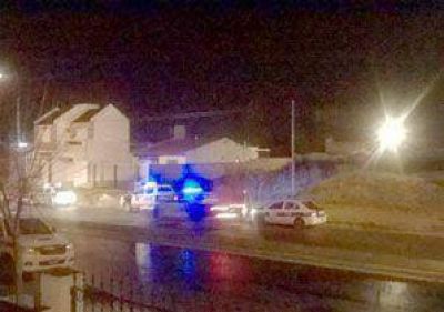 Tiroteo entre vecinos: atacan a polic�as e incendian una casa