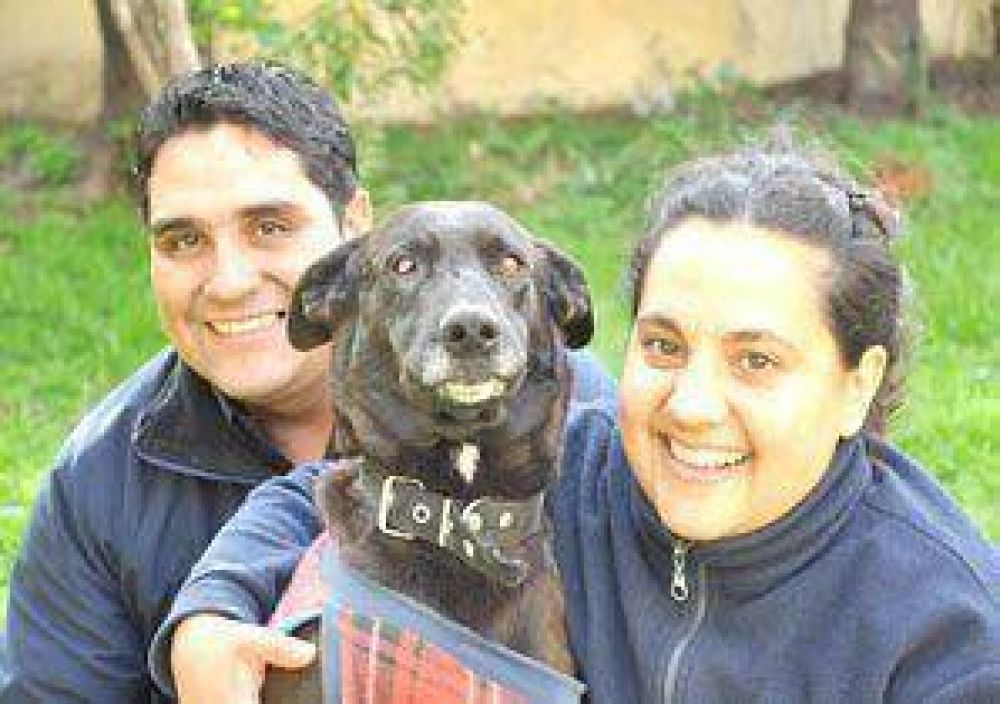 El perro torturado fue adoptado por una mujer polic�a