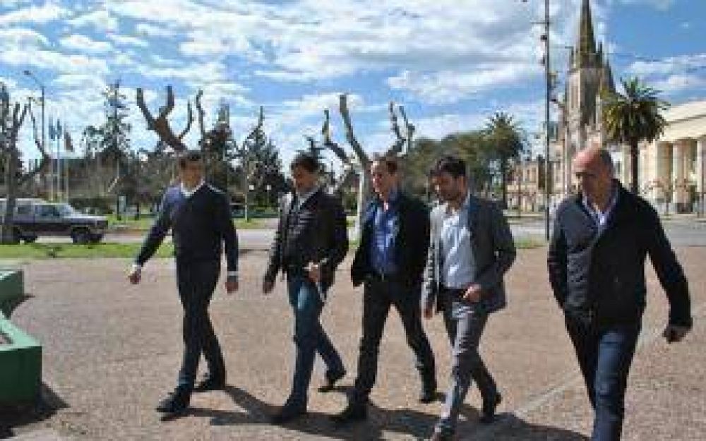 Con reclamos a Scioli, Insaurralde recorri� Bol�var junto a Intendentes de los Oktubres