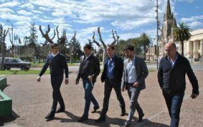 Con reclamos a Scioli, Insaurralde recorri� Bol�var junto a Intendentes de los Oktubres