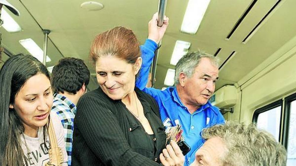 De campa�a en los trenes, Macri les pega a todos los candidatos