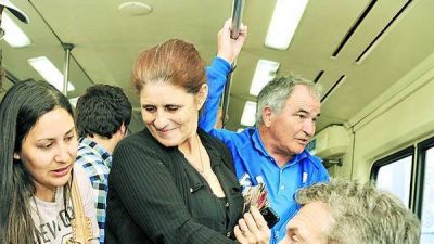 De campa�a en los trenes, Macri les pega a todos los candidatos