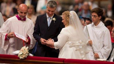 El papa Francisco ofici� los primeros matrimonios de su pontificado al casar a 20 parejas