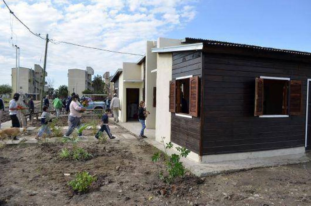 El intendente Fabi�n R�os entregar� nuevas viviendas sociales en el barrio �La Chola�